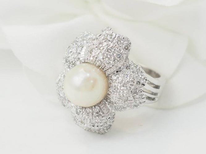 Bague 51 Bague fleur vintage en or blanc 18 carats, perle et diamants 58 Facettes 33405
