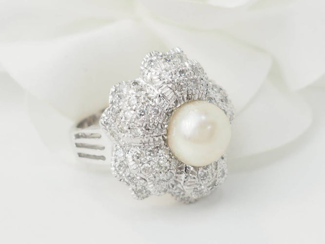 Bague 51 Bague fleur vintage en or blanc 18 carats, perle et diamants 58 Facettes 33405