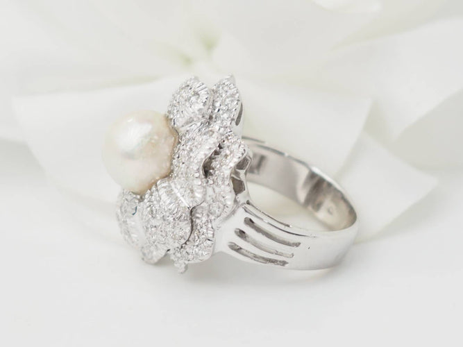 Bague 51 Bague fleur vintage en or blanc 18 carats, perle et diamants 58 Facettes 33405