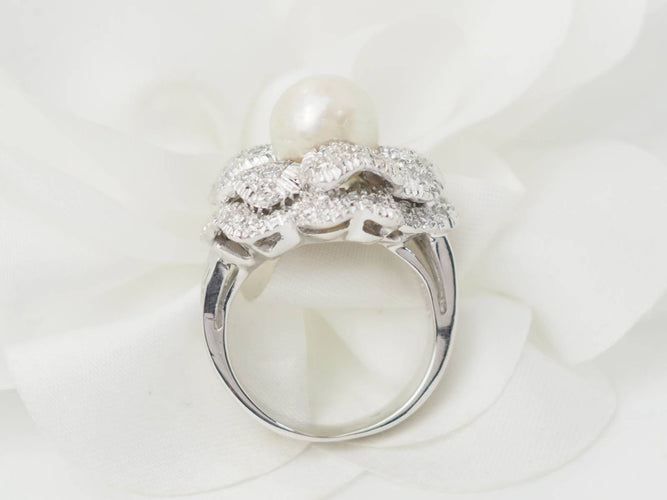 Bague 51 Bague fleur vintage en or blanc 18 carats, perle et diamants 58 Facettes 33405