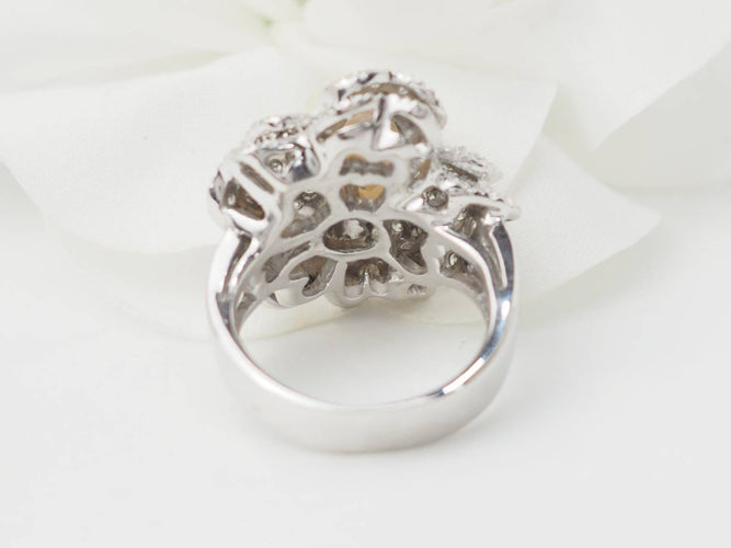 Bague 51 Bague fleur vintage en or blanc 18 carats, perle et diamants 58 Facettes 33405