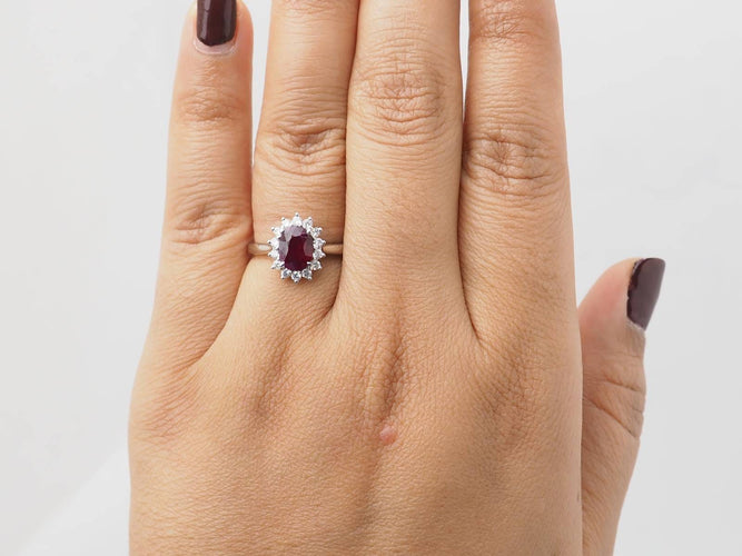 Bague 54 Bague entourage en or blanc, rubis 0,95 ct et diamants 58 Facettes 33179