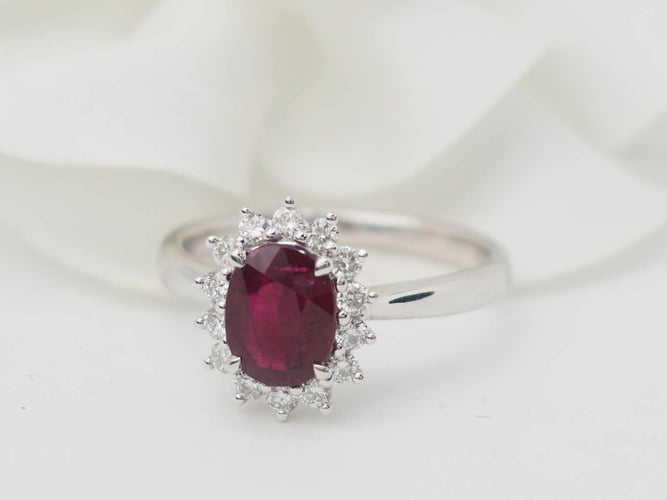 Bague 54 Bague entourage en or blanc, rubis 0,95 ct et diamants 58 Facettes 33179