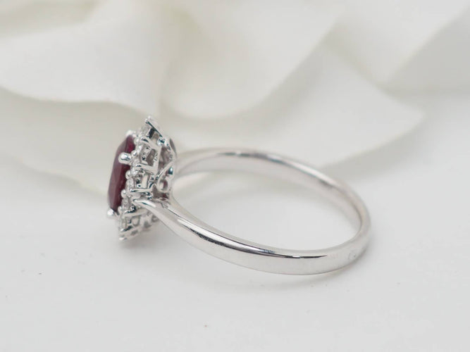 Bague 54 Bague entourage en or blanc, rubis 0,95 ct et diamants 58 Facettes 33179