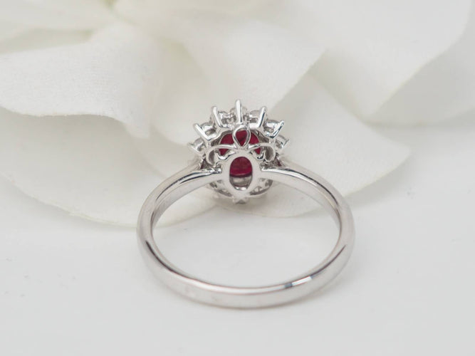 Bague 54 Bague entourage en or blanc, rubis 0,95 ct et diamants 58 Facettes 33179