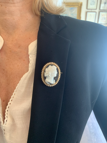 https://cdn.shopify.com/s/files/1/0647/1470/3075/files/Broche_Ancienne_-_Broche_Camee_Sardonyx_Perles_Or_Jaune_-_Joaillerie_Paris_-_Les_Pierres_de_Julie_1.png?v=1780394615