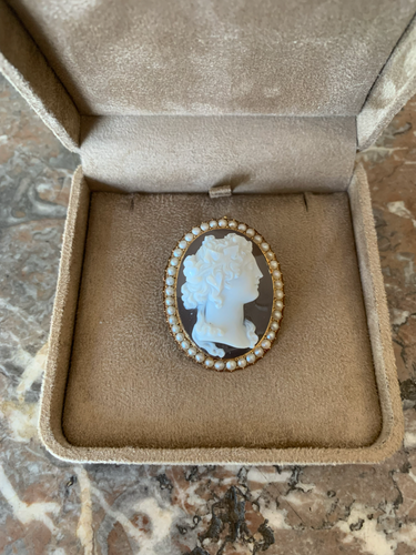 https://cdn.shopify.com/s/files/1/0647/1470/3075/files/Broche_Ancienne_-_Broche_Camee_Sardonyx_Perles_Or_Jaune_-_Joaillerie_Paris_-_Les_Pierres_de_Julie_2.png?v=1780394619