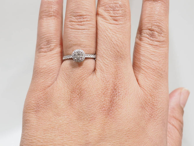 Bague 53.5 Bague solitaire en or blanc et diamants 58 Facettes 30712/30923