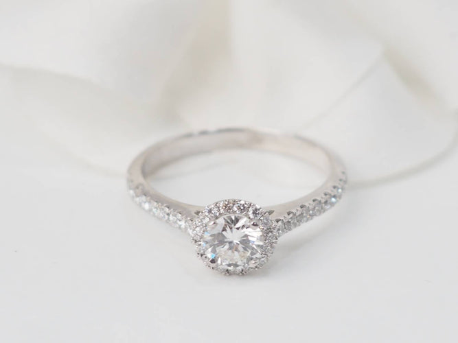 Bague 53.5 Bague solitaire en or blanc et diamants 58 Facettes 30712/30923