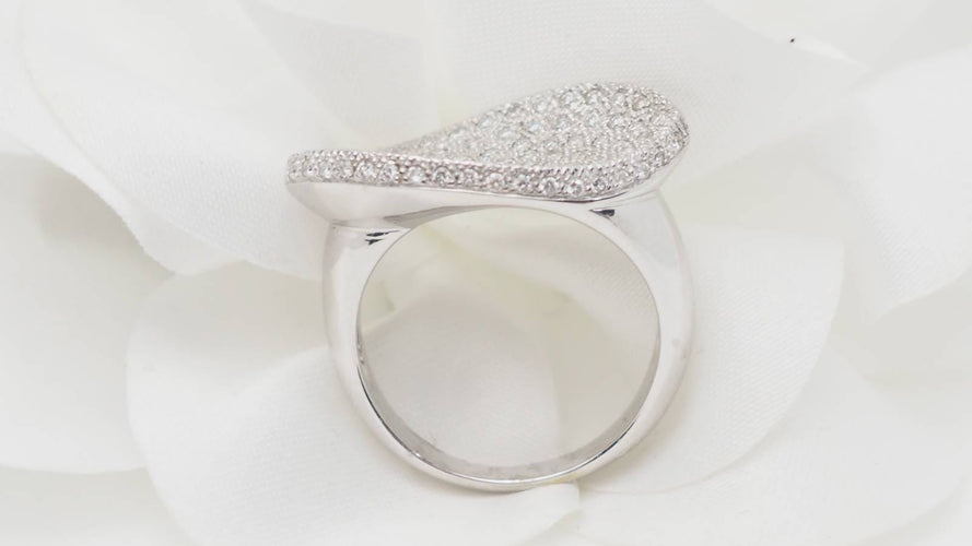 Bague 52.5 Bague ondulée pavée en or blanc et diamants 58 Facettes 18487