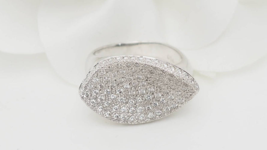Bague 52.5 Bague ondulée pavée en or blanc et diamants 58 Facettes 18487