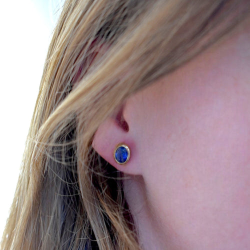 https://cdn.shopify.com/s/files/1/1015/8633/8124/files/stud-earring-gold-sapphire-9_d0e5fd23-749a-4a65-9940-33b3d69822fc.jpg?v=1778920698