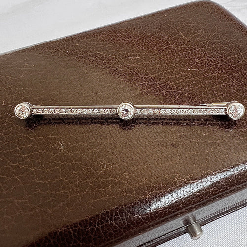 https://cdn.shopify.com/s/files/1/1015/8633/8124/files/art-deco-brooch-1920-platinum-diamonds-1_d603eff9-f676-4b7a-bfa6-1d45694aa39a.jpg?v=1779219692