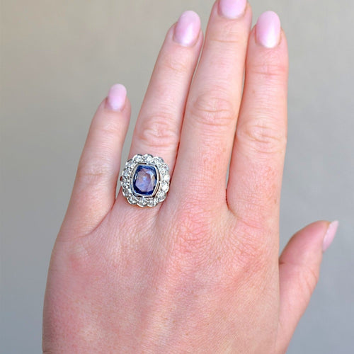 https://cdn.shopify.com/s/files/1/1015/8633/8124/files/antique-jewelry-finds-bague-platinum-saphir-diamants-a7b3c1.jpg?v=1778411114