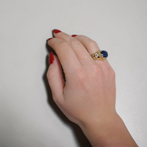 https://cdn.shopify.com/s/files/1/1015/8633/8124/files/vintage-statement-gold-ring-unheated-intense-blue-ceylon-sapphire-diamonds-12.jpg?v=1779463800