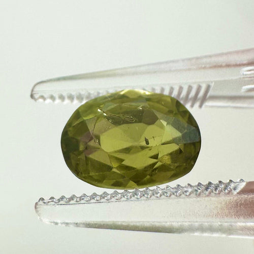 https://cdn.shopify.com/s/files/1/1015/8633/8124/files/no-heat-ceylon-green-sapphire-2-47-carat-side-profile-1.jpg?v=1779878816