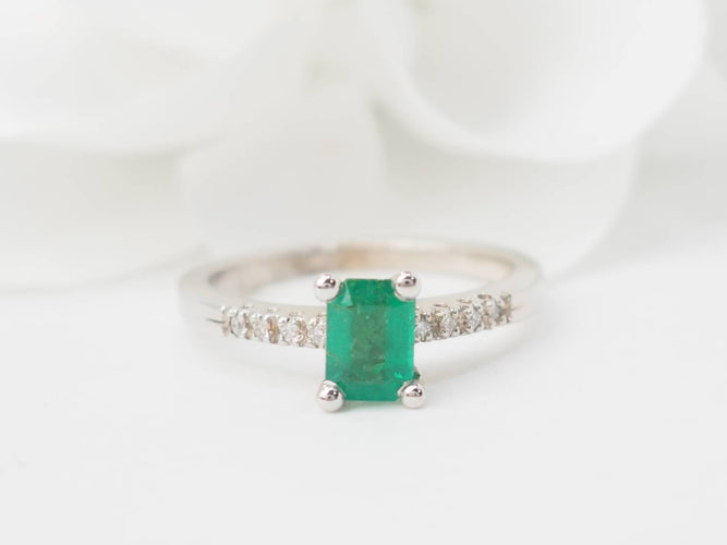 Bague 53 Bague solitaire en or blanc 18k, émeraude et diamants 58 Facettes 31389
