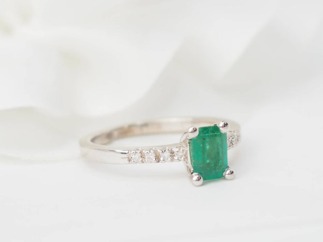 Bague 53 Bague solitaire en or blanc 18k, émeraude et diamants 58 Facettes 31389