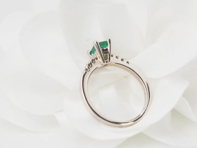Bague 53 Bague solitaire en or blanc 18k, émeraude et diamants 58 Facettes 31389