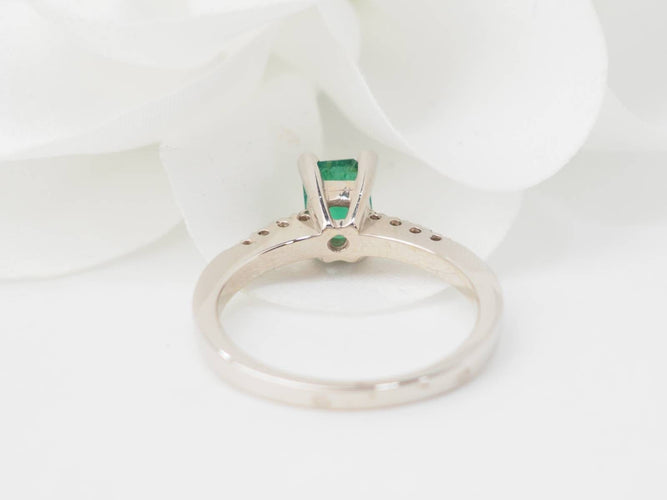 Bague 53 Bague solitaire en or blanc 18k, émeraude et diamants 58 Facettes 31389