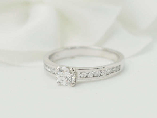 Bague 52 Bague solitaire en or blanc 18 kt avec diamants de 0,37 ct 58 Facettes 29910