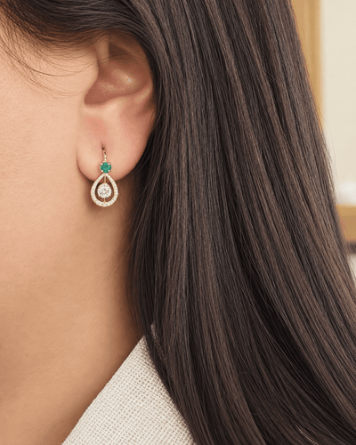 Boucles d'oreilles Boucles d'oreilles dormeuses en or jaune, émeraudes et diamants 58 Facettes 33325
