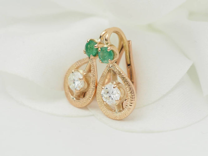 Boucles d'oreilles Boucles d'oreilles dormeuses en or jaune, émeraudes et diamants 58 Facettes 33325