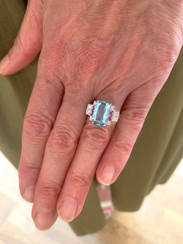 https://cdn.shopify.com/s/files/1/0647/1470/3075/files/BaguedeFiancailles-BagueAigue-Marine3CaratsSaphirsRosesDiamantsOrGris-JoaillerieParis-LesPierresd.jpg?v=1780747909