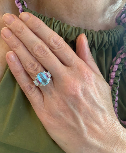 https://cdn.shopify.com/s/files/1/0647/1470/3075/files/BaguedeFiancailles-BagueAigue-Marine3CaratsSaphirsRosesDiamantsOrGris-JoaillerieParis-LesPierresd_4.jpg?v=1780747910
