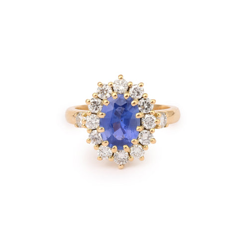 https://cdn.shopify.com/s/files/1/0647/1470/3075/files/BaguedeFiancailles-BaguePompadourSaphirCeylanNonChauffe2.20CaratsDiamantsOrJaune-JoaillerieParis-LesPierres_1.jpg?v=1780758347