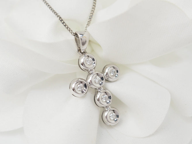Collier Collier croix en or blanc et diamants 58 Facettes 21080