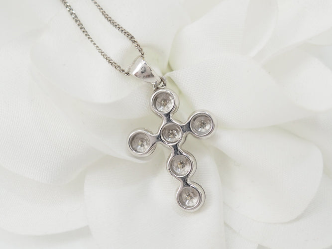 Collier Collier croix en or blanc et diamants 58 Facettes 21080