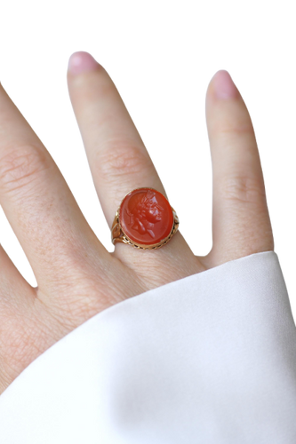 Antiker Ring mit Karneol-Intaglio aus Gelbgold 