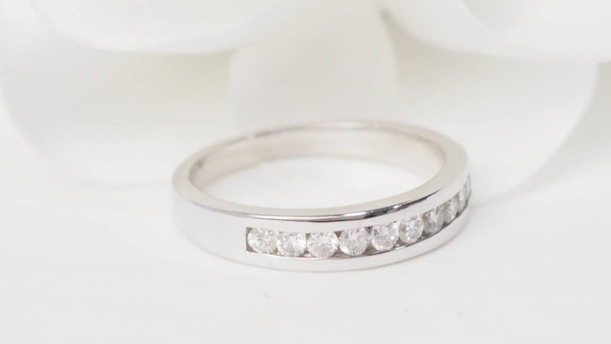 Bague 54.5 Demi-alliance - Bague en or blanc et diamants 58 Facettes 20333