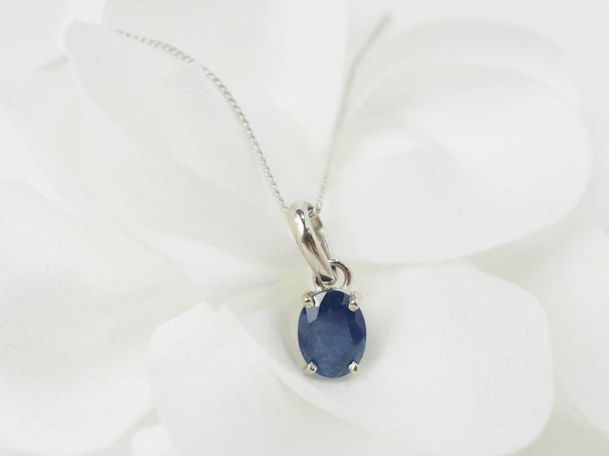 Collier Collier solitaire en or blanc 18 kt avec saphir ovale 58 Facettes 19367