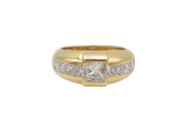 18-carat yellow gold ring Signet ring with princess-cut diamonds 