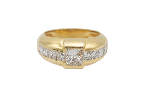 18-carat yellow gold ring Signet ring with princess-cut diamonds 