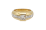 18-carat yellow gold ring Signet ring with princess-cut diamonds 