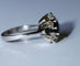 Bague 55 Bague marguerite en or blanc, saphir et diamants 58 Facettes 614