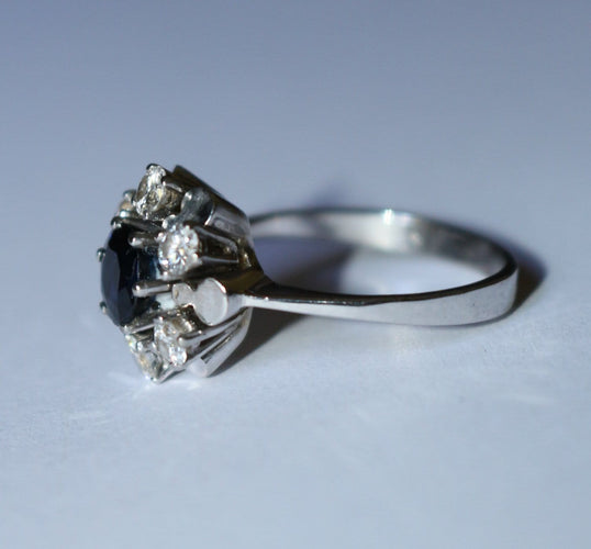 Bague 55 Bague marguerite en or blanc, saphir et diamants 58 Facettes 614
