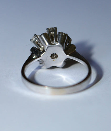 Bague 55 Bague marguerite en or blanc, saphir et diamants 58 Facettes 614