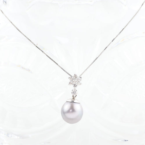 Collier Collier en or blanc avec perle d’eau salée et diamants 58 Facettes D-66612