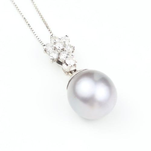 Collier Collier en or blanc avec perle d’eau salée et diamants 58 Facettes D-66612