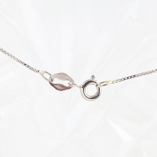 Collier Collier en or blanc avec perle d’eau salée et diamants 58 Facettes D-66612