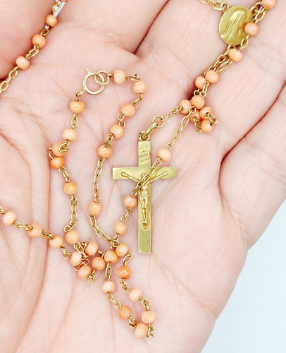 Collier Chapelet antique - Collier en or 18k, corail, médaille et croix 58 Facettes A07012