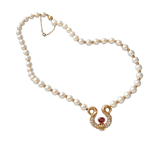 Collar de perlas cultivadas en oro amarillo, rubíes y diamantes 