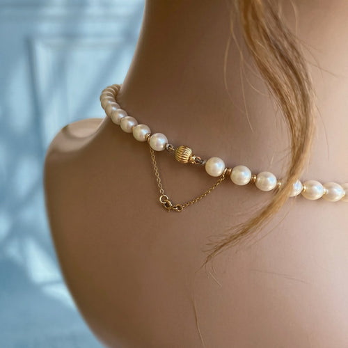 Collar de perlas cultivadas rubíes diamantes oro amarillo de 18 quilates joyería de segunda mano seguridad.jpg