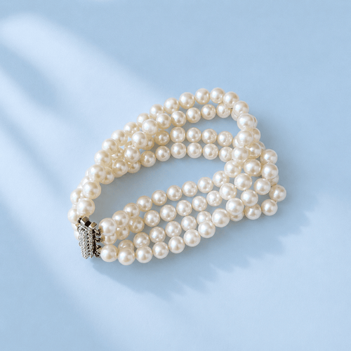 bracelet-perles-de-culture-fermoir-barrette-diamants-or-gris-18K-année1960.png