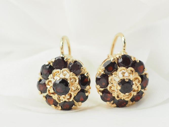 Boucles d'oreilles Boucles d'oreilles dormeuses en or jaune et grenats 58 Facettes 33473