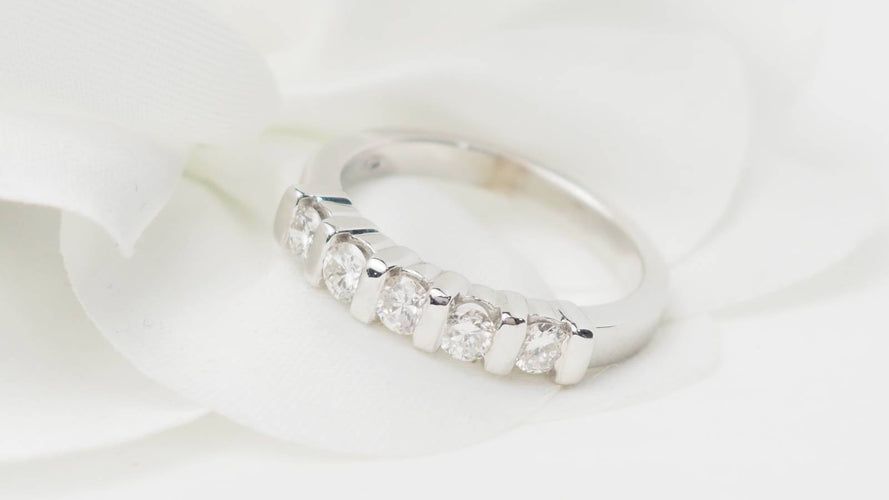 Bague 53.5 Demi-alliance en or blanc et diamants 0,60 ct 58 Facettes 31384